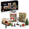 LEGO 10308 Icons Weihnachtlich geschmückte Hauptstraße, Winterdorf Modellbausatz mit Straßenbahn, Geschäften, Zubehör und Weihnachtsdekoration