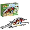 LEGO 10872 DUPLO Eisenbahnbrücke und Schienen-Set, Kinderspielzeug mit Signalstein, Spielzeugeisenbahn für Kinder ab 2 Jahren