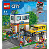 LEGO City Giorno di Scuola, Set Serie Adventures con Autobus Giocattolo, 2 Aule e Strada, per Bambini di 6+ Anni, 60329