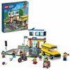 LEGO 60329 City Giorno di Scuola, Set Serie Adventures con Autobus Giocattolo, 2 Aule e Strada, per Bambini di 6+ Anni