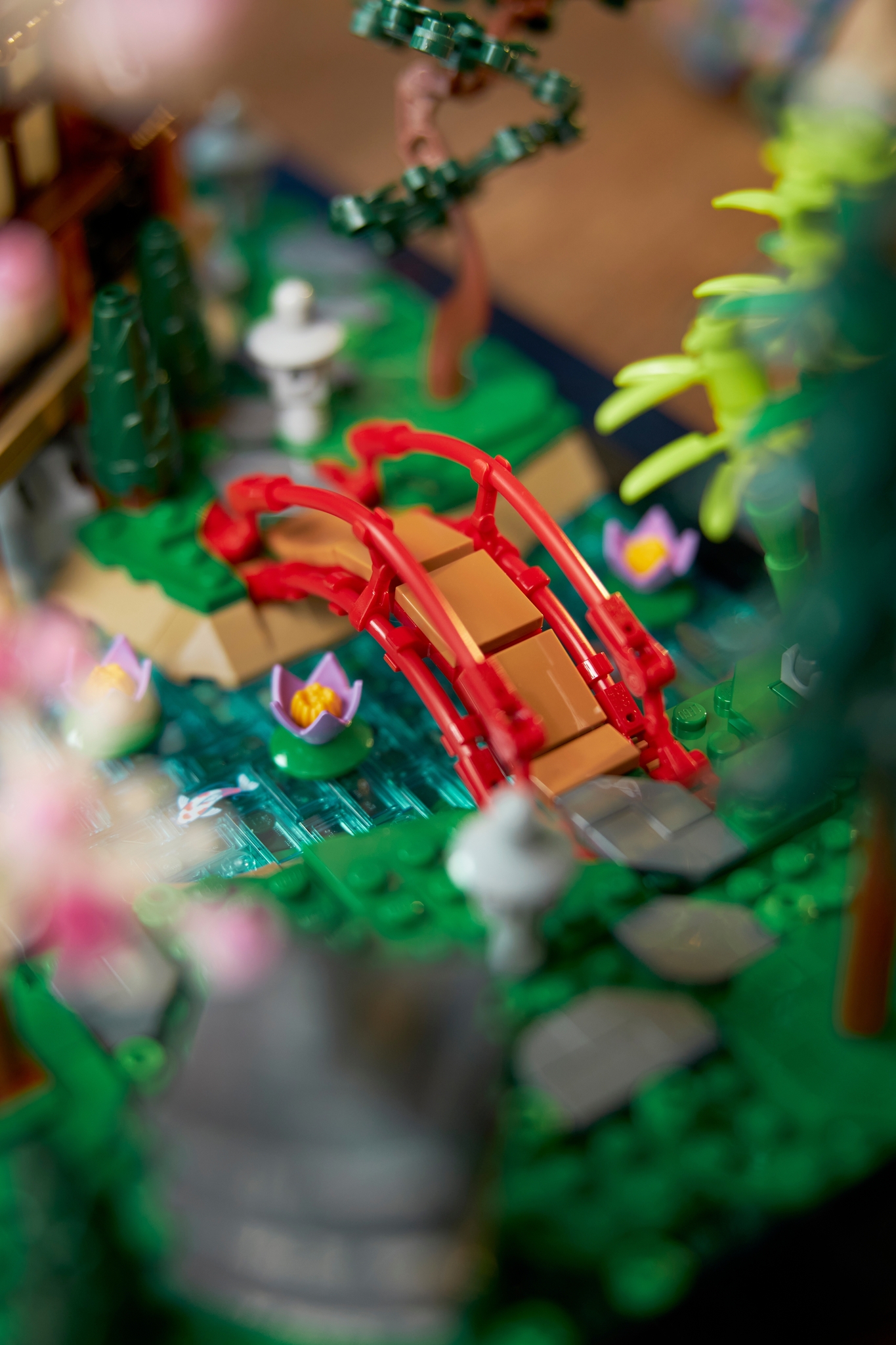 LEGO Icons Il Giardino Tranquillo, Kit Giardino Botanico Zen per Adulti con  Fiori di Loto, Regalo per Donna e Uomo Fan del Giardinaggio Giapponese,  Decorazione da Scrivania Personalizzabile 10315 : : Giochi e  giocattoli