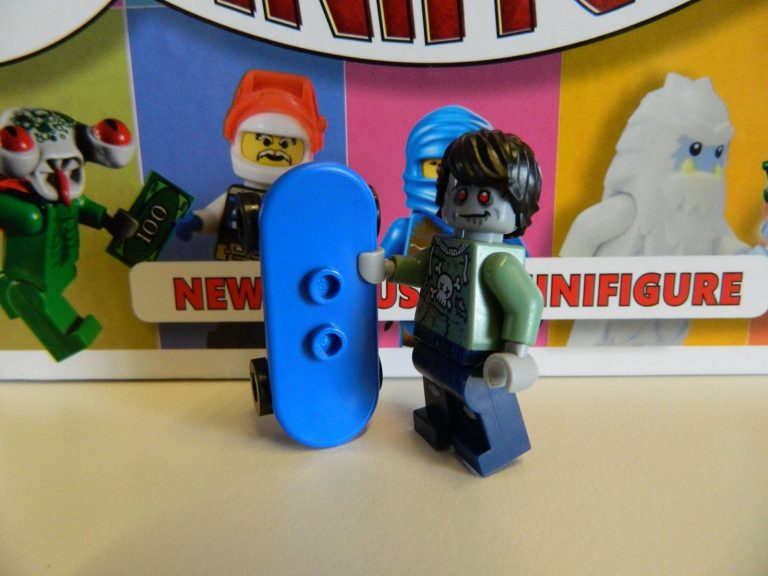 Rivelata La Minifigura LEGO Esclusiva dello Zombie Skateboarder