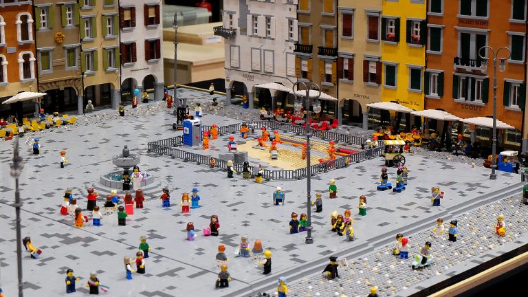 Talenti LEGO: Una Passeggiata in Piazza San Giacomo di Udine con Luca Di Lazzaro