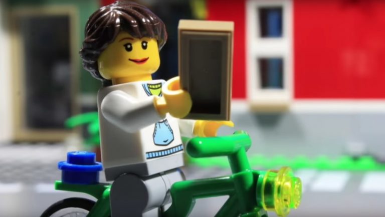 Sicurezza e Simpatia con il Video Stop Motion “LEGO Smartphone” di Lion Studios