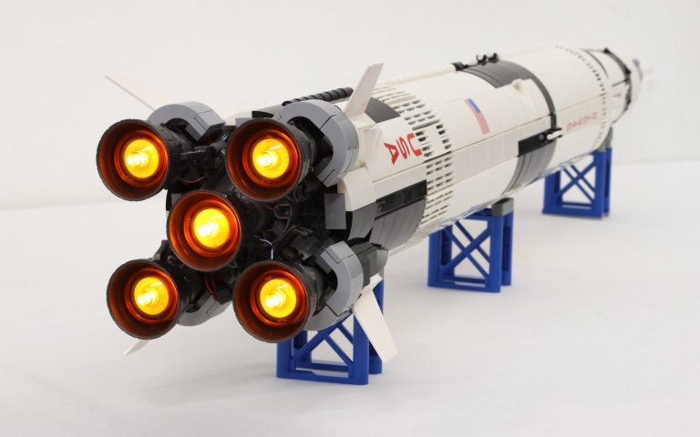 Una MOC LEGO Saturn V con Luci e Suoni