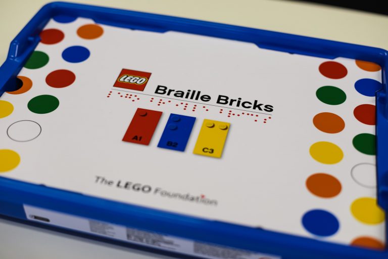 LEGO produrrà Mattoncini in Braille per Bambini Ipovedenti