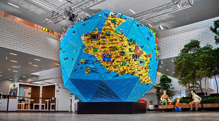 Un Mappamondo Gigante LEGO per la Campagna Rebuild the World