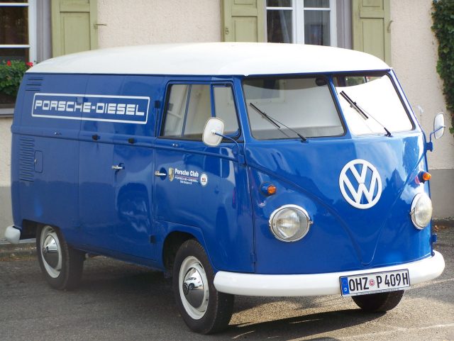 LEGO-Volkswagen-T2-Camper-Van-10279-scaled