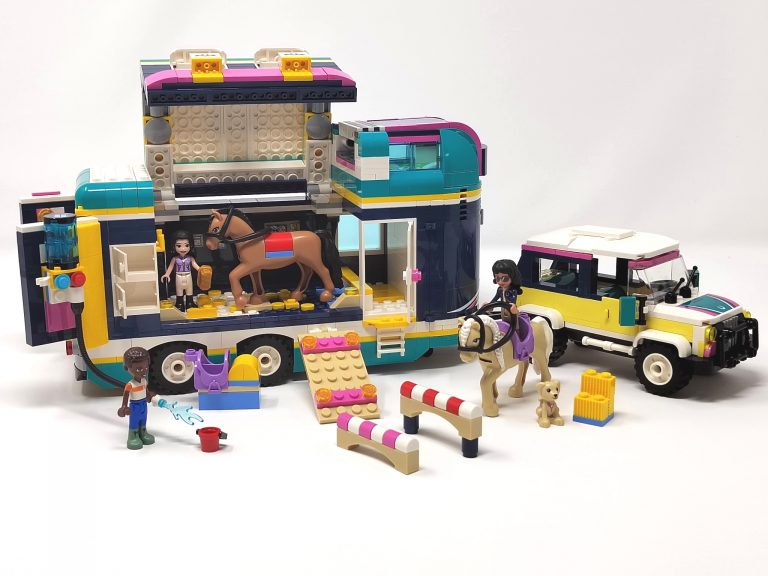 Recensione LEGO Friends – Rimorchio per spettacolo equestre (41722)